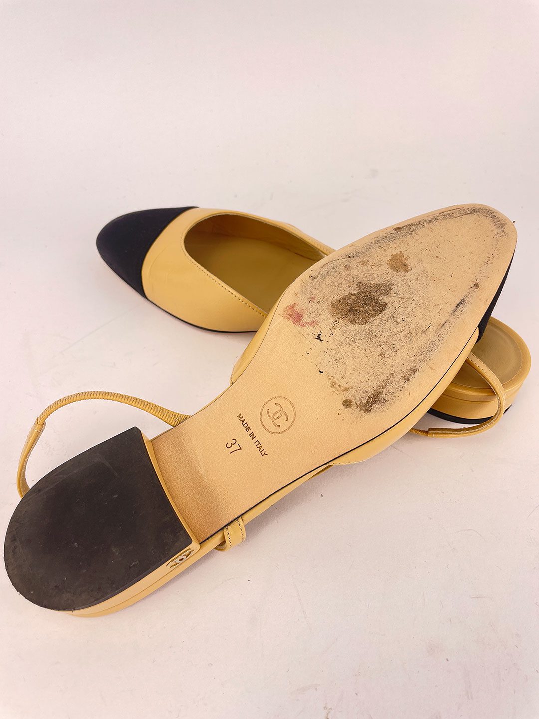 Chanel Leather Beige & Black Slingback Flat Sandals Size 37 Chanel Leather Beige & Black Slingback Flat Sandals Size 37