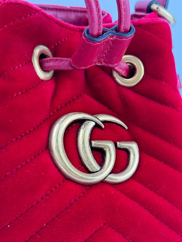 Pre-Owned Gucci Red Velvet Marmont Bucket Bag - Image 2