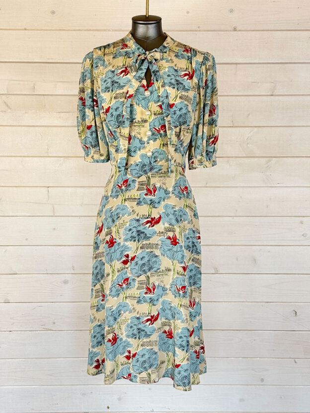 Pre-Owned LK Bennett 100% Silk Blue Floral with Pearl Buttons Dress Size 12