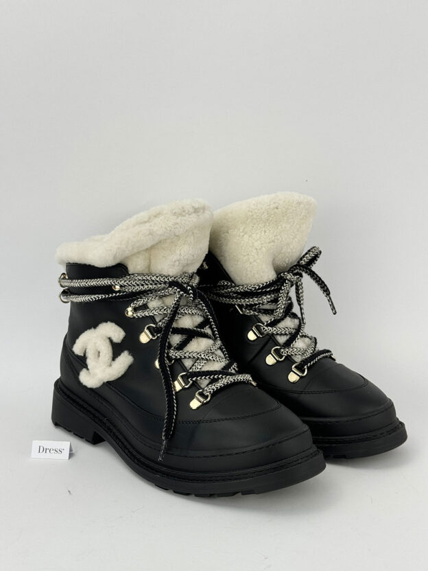 Chanel Black & Cream Spike Snow Boots Size 37.5 (UK 4.5)