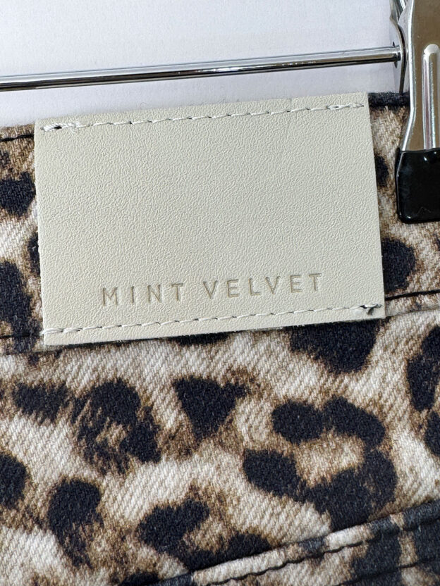Pre-Owned Mint Velvet Leopard Print Jeans Size UK 8R - Image 3
