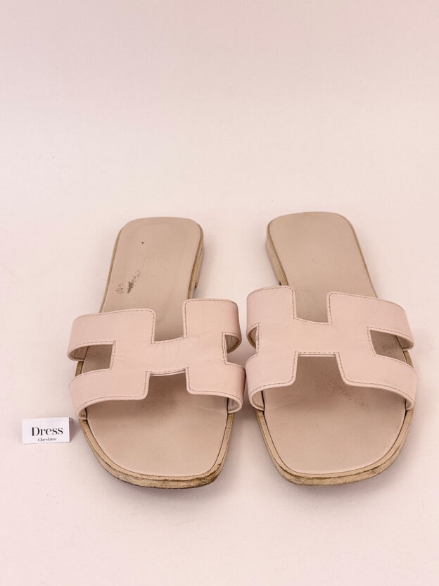 Pre-Owned Hermes Light Pink Calfskin Oran Sandals Size 39 (UK 6) - Image 2