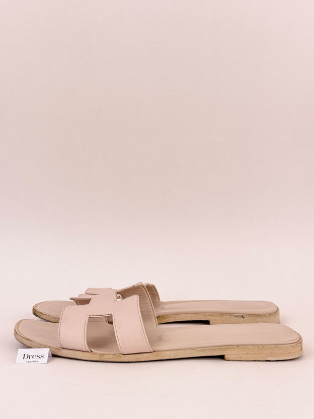 Pre-Owned Hermes Light Pink Calfskin Oran Sandals Size 39 (UK 6) - Image 3