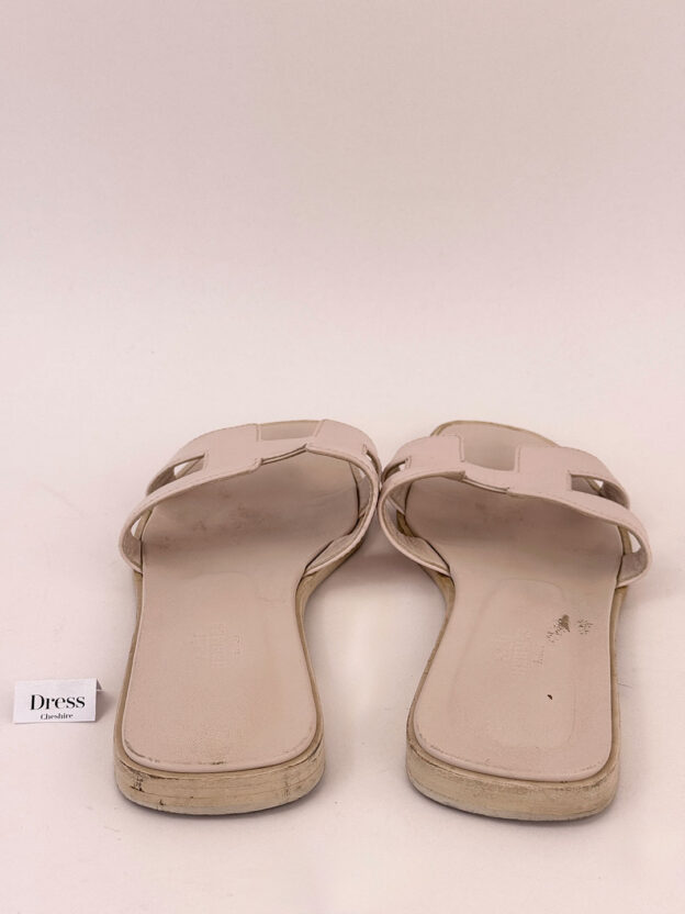 Pre-Owned Hermes Light Pink Calfskin Oran Sandals Size 39 (UK 6) - Image 4